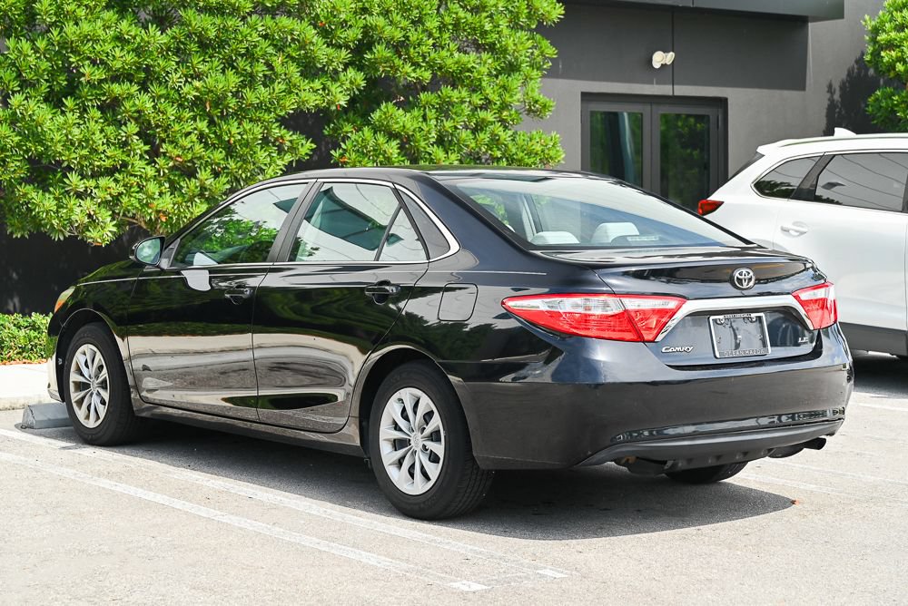 Used 2017 Toyota Camry LE FWD image 2