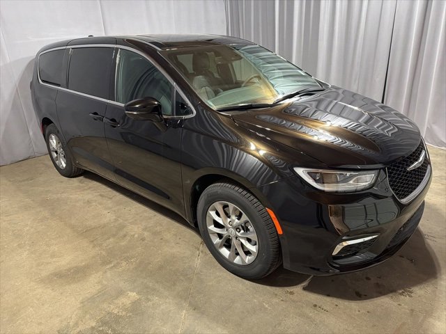 New 2026 Chrysler Pacifica Select image 5