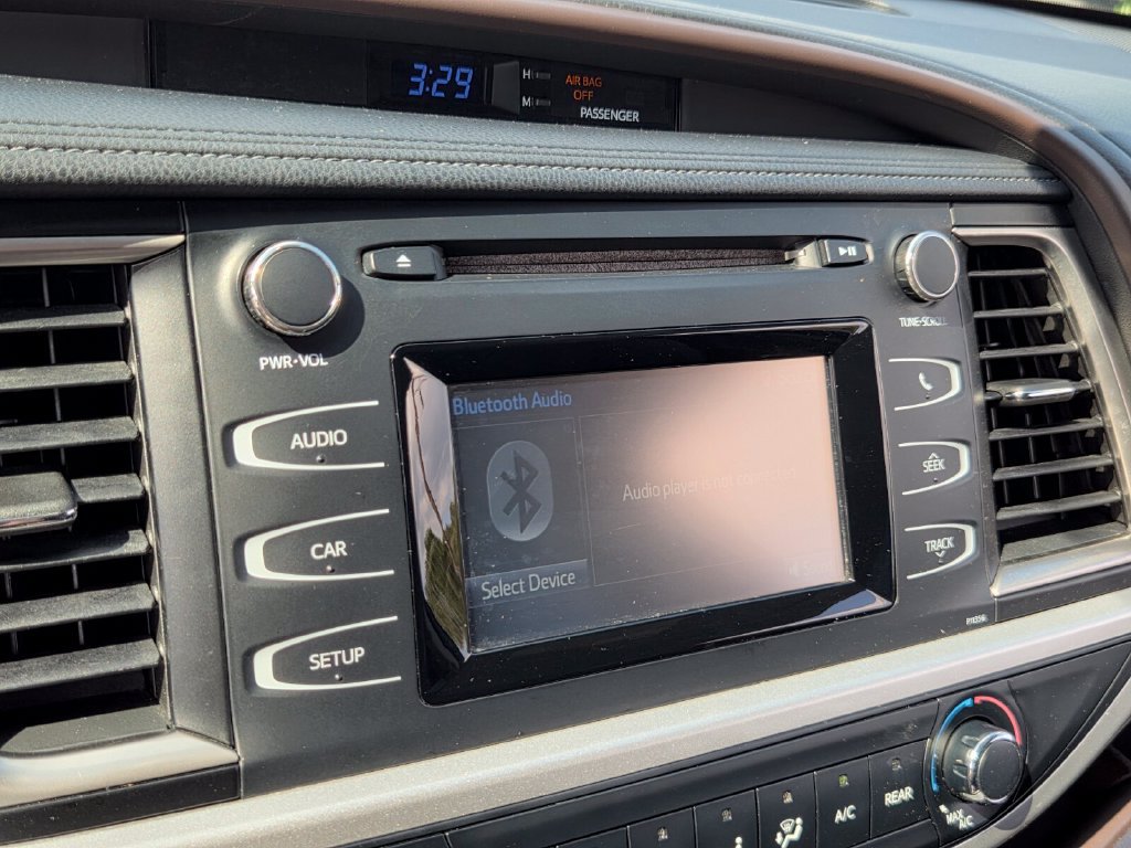 Used 2018 Toyota Highlander LE FWD image 18
