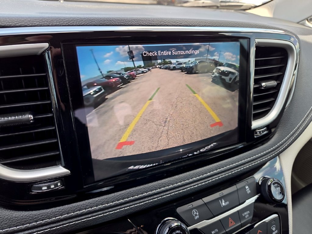 Used 2022 Chrysler Pacifica Touring-L AWD/4WD image 33