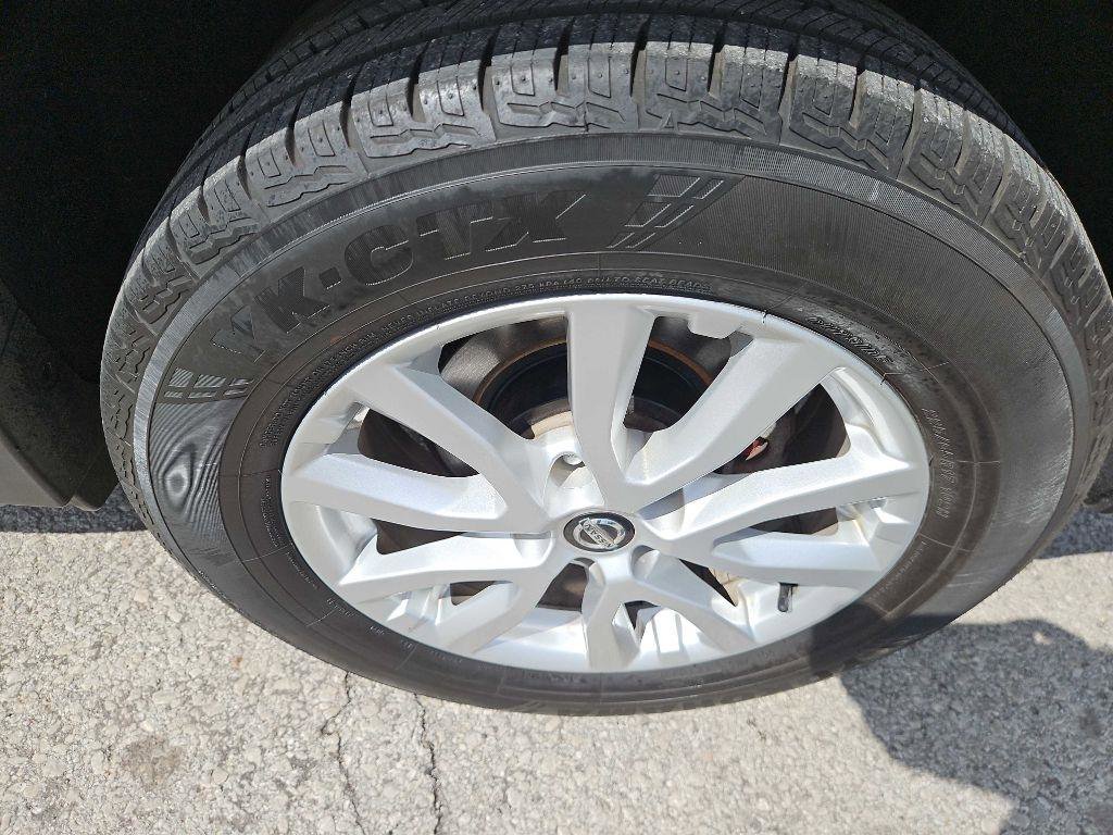 Used 2018 Nissan Rogue SV image 36