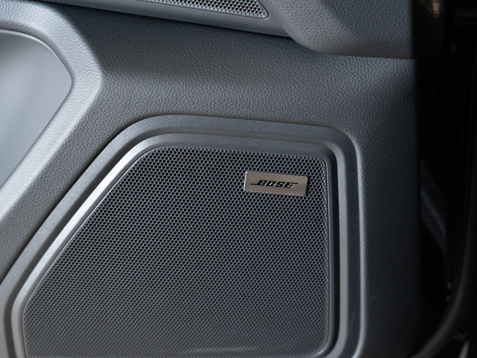 Certified 2025 Porsche Macan Turbo AWD/4WD image 18