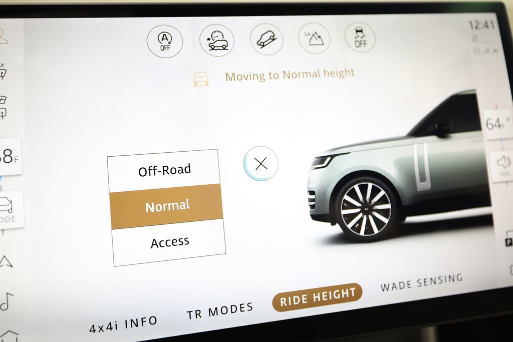 Used 2025 Land Rover Range Rover SE AWD/4WD image 28