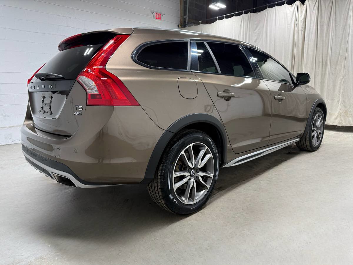 Used 2018 Volvo V60 T5 Cross Country Platinum AWD/4WD image 4