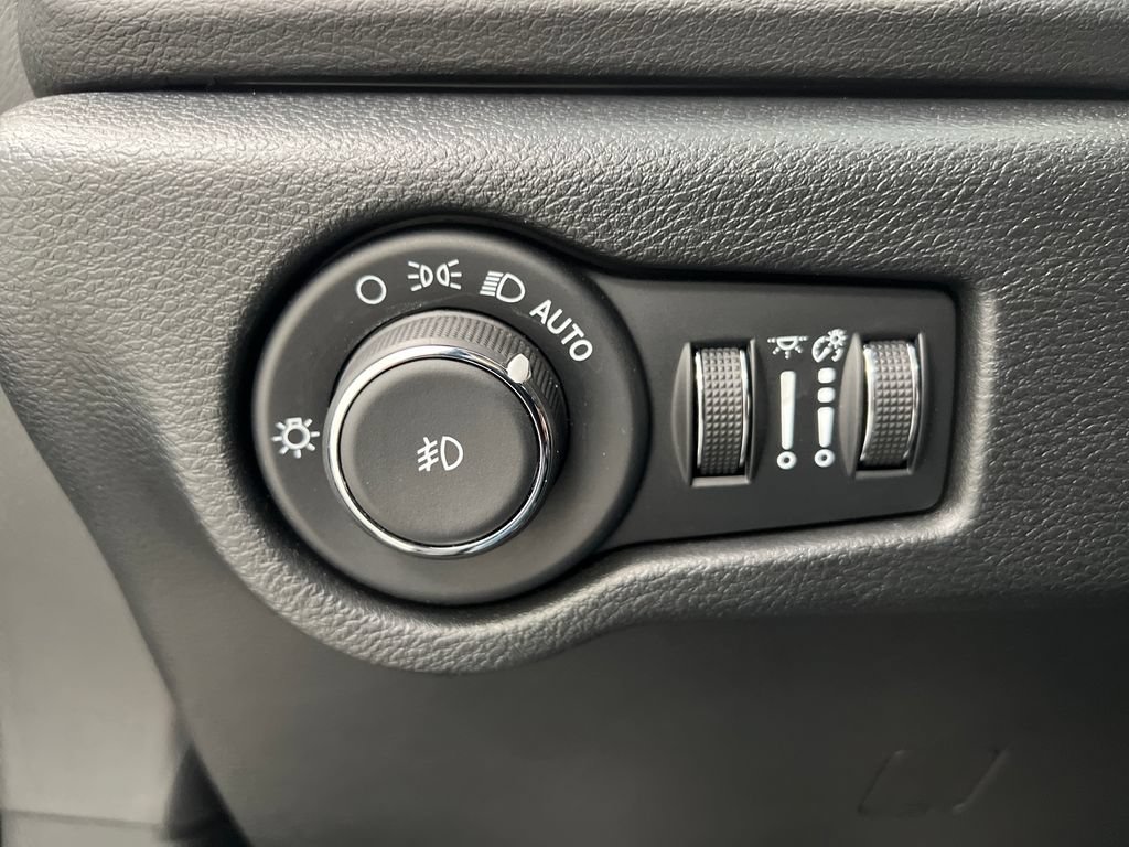 Used 2025 Chrysler Pacifica Select FWD image 54