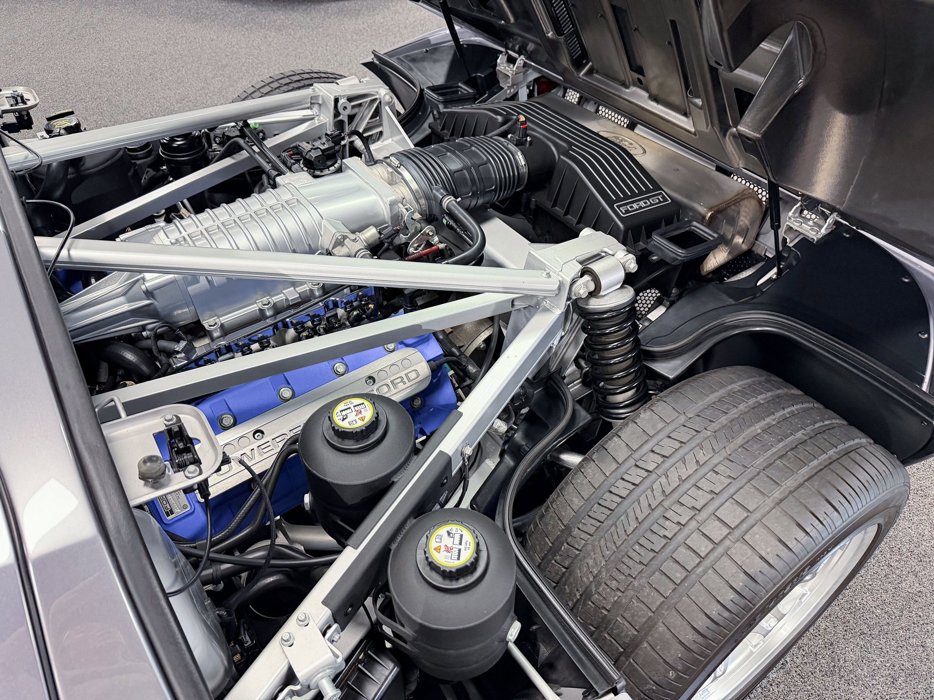 Used 2006 Ford GT RWD image 14