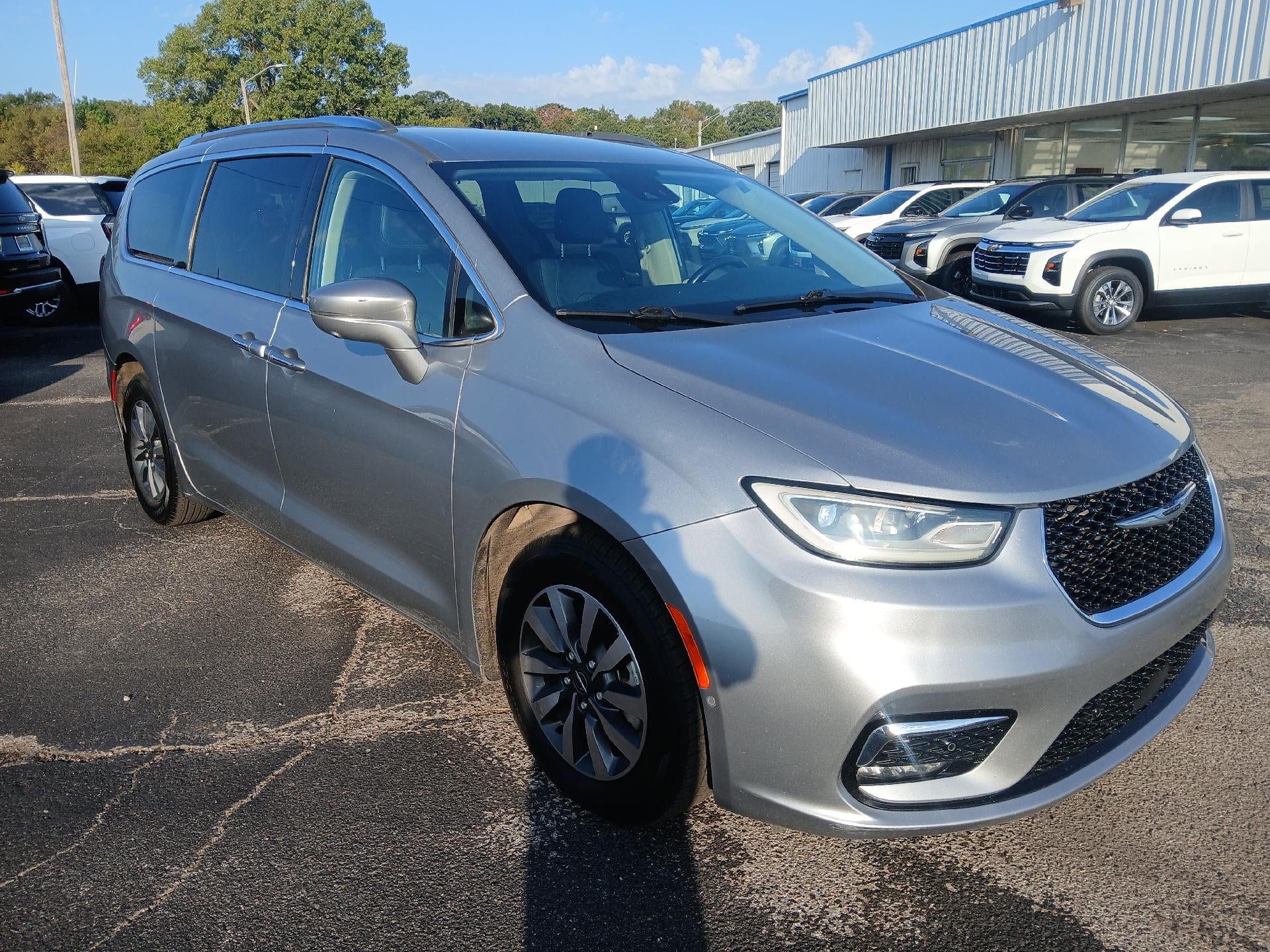 Used 2021 Chrysler Pacifica Touring-L w/ Premium & Safety Sphere Group FWD image 8
