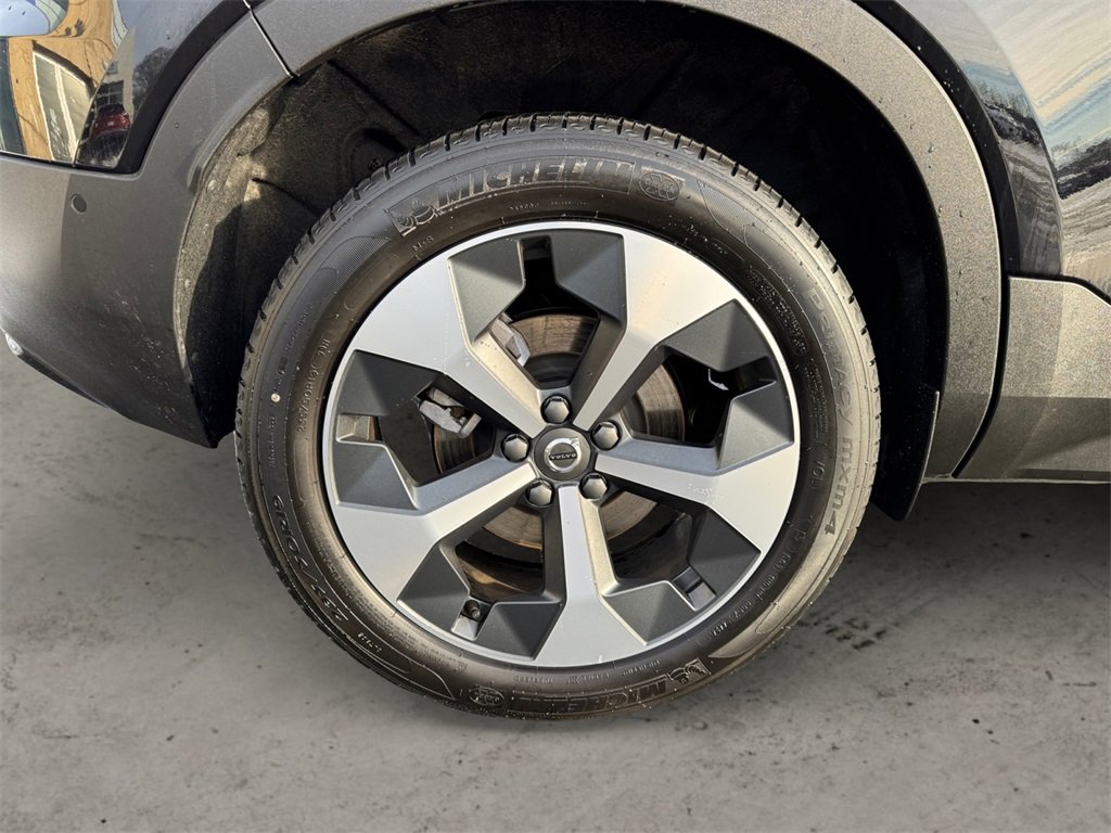 Certified 2025 Volvo XC40 B5 Plus image 7