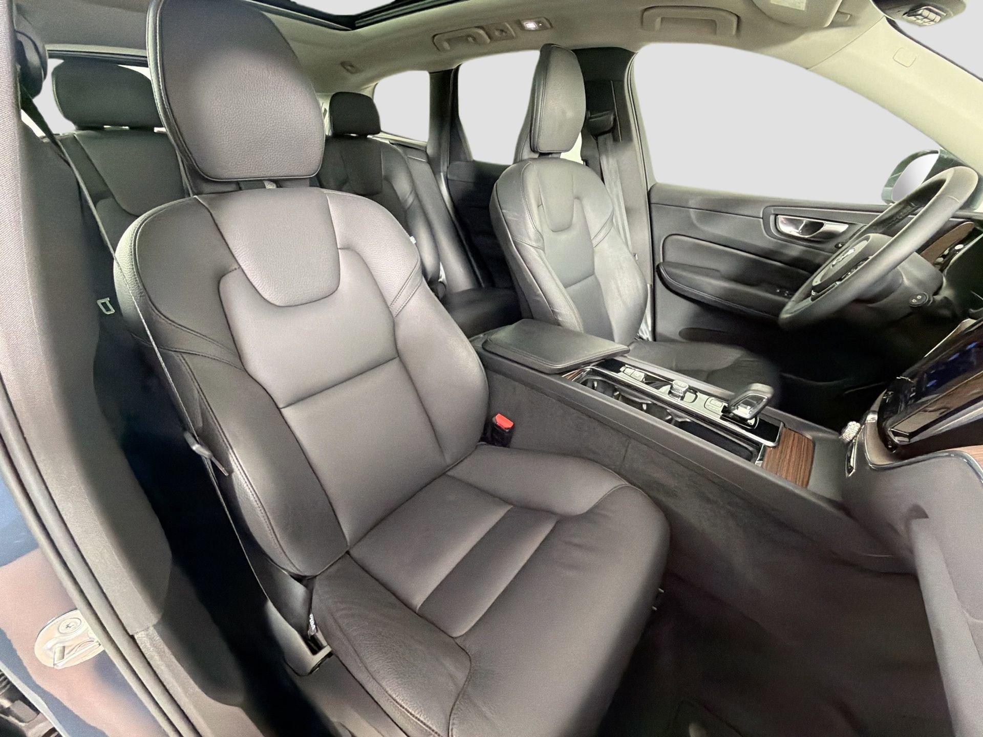 Certified 2023 Volvo XC60 B5 Plus AWD/4WD image 28