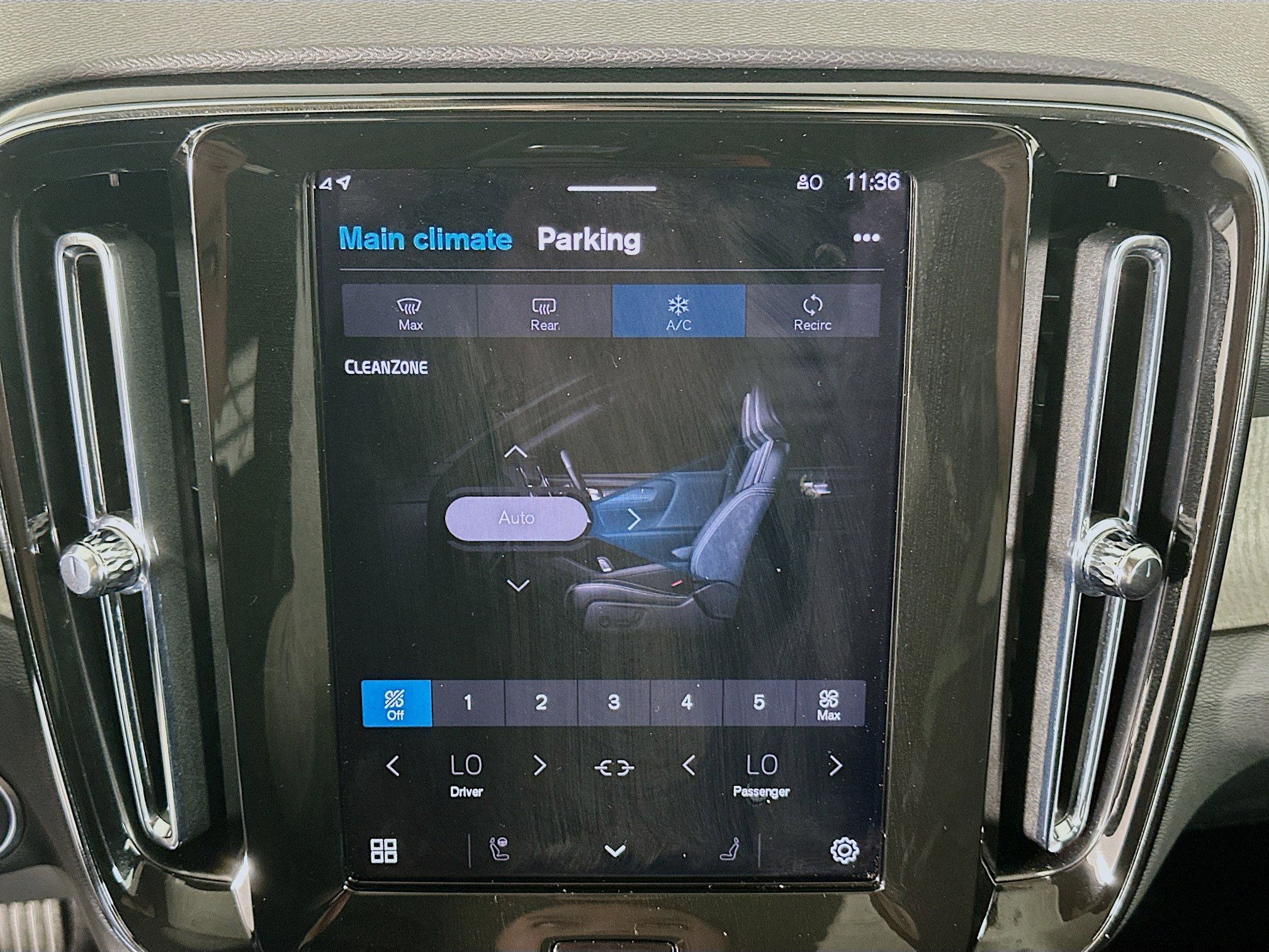 Used 2025 Volvo XC40 B5 Plus image 24