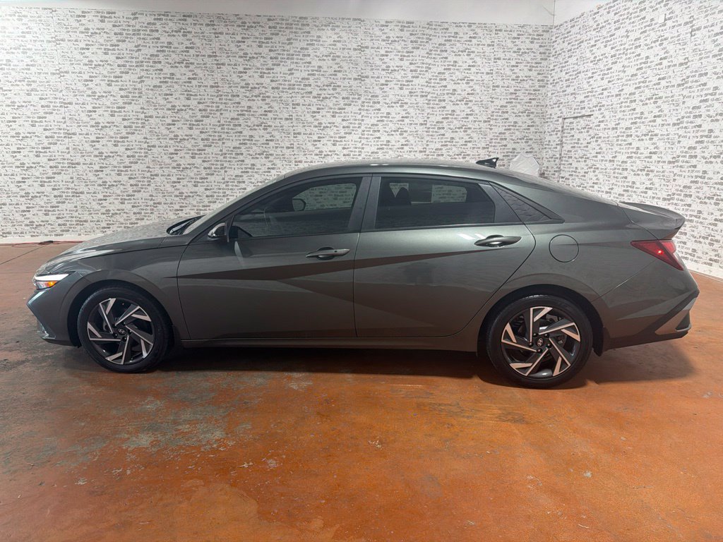 Used 2025 Hyundai Elantra Sport FWD image 4