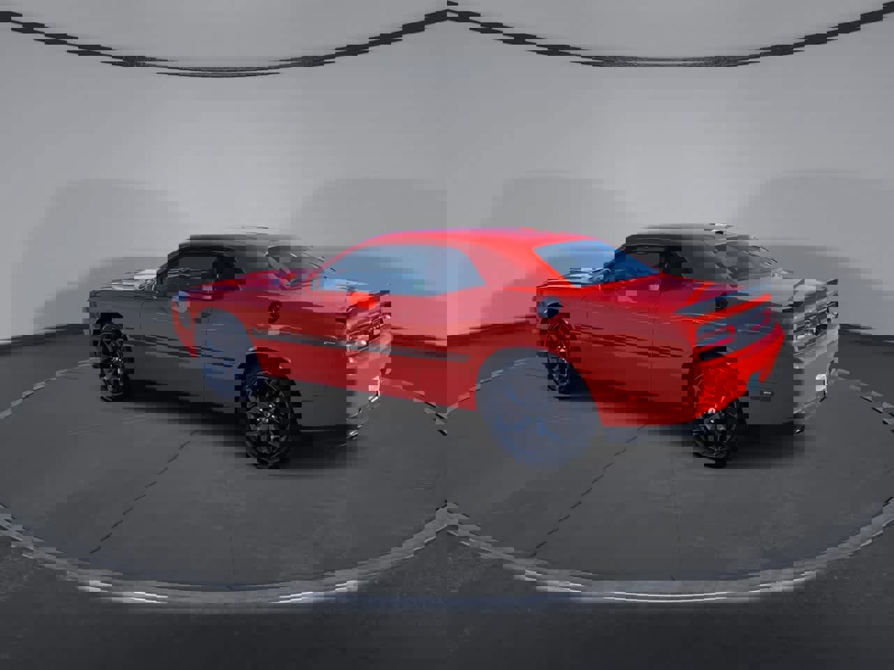 Used 2017 Dodge Challenger SXT image 6