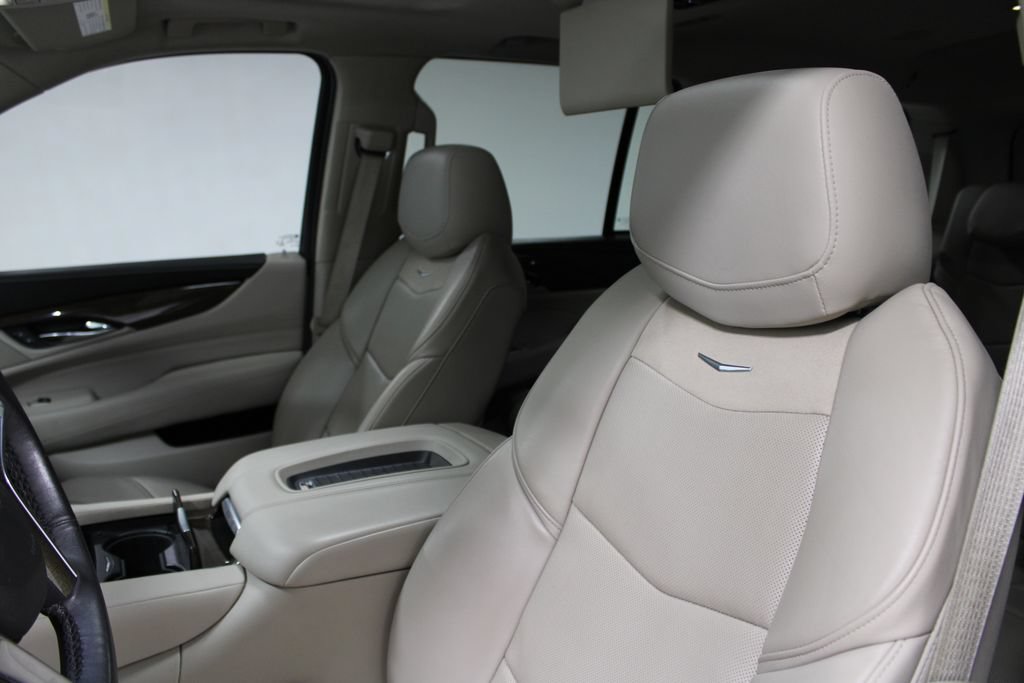Used 2020 Cadillac Escalade Premium Luxury AWD/4WD image 15