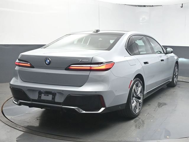 Used 2025 BMW 740i image 7
