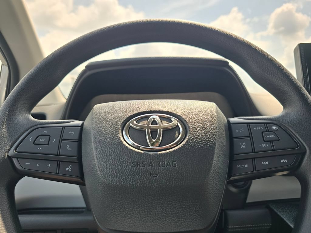 Used 2026 Toyota Sienna LE FWD image 12