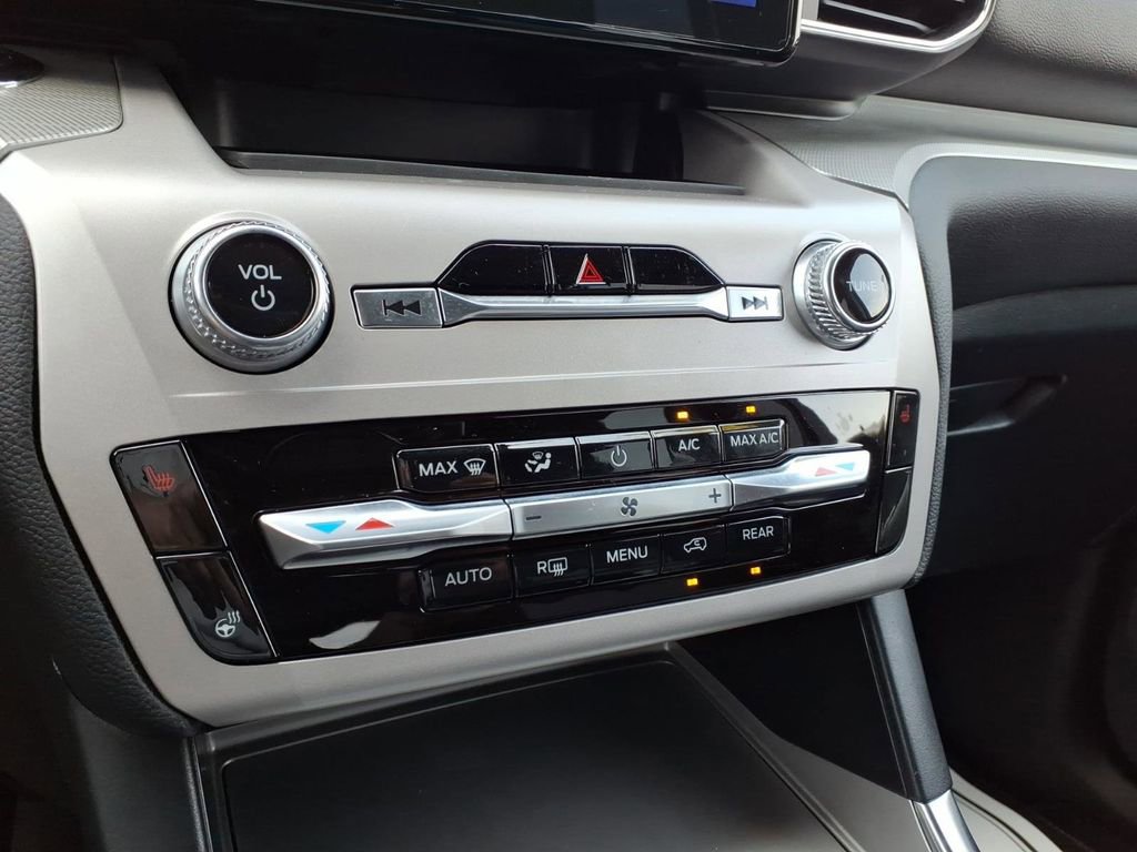 Used 2024 Ford Explorer XLT w/ Equipment Group 202A AWD/4WD image 23