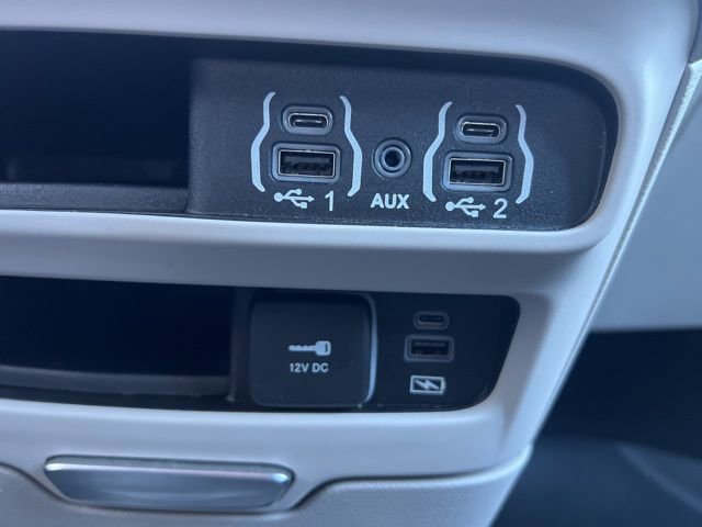 Used 2022 Chrysler Pacifica Touring-L image 36
