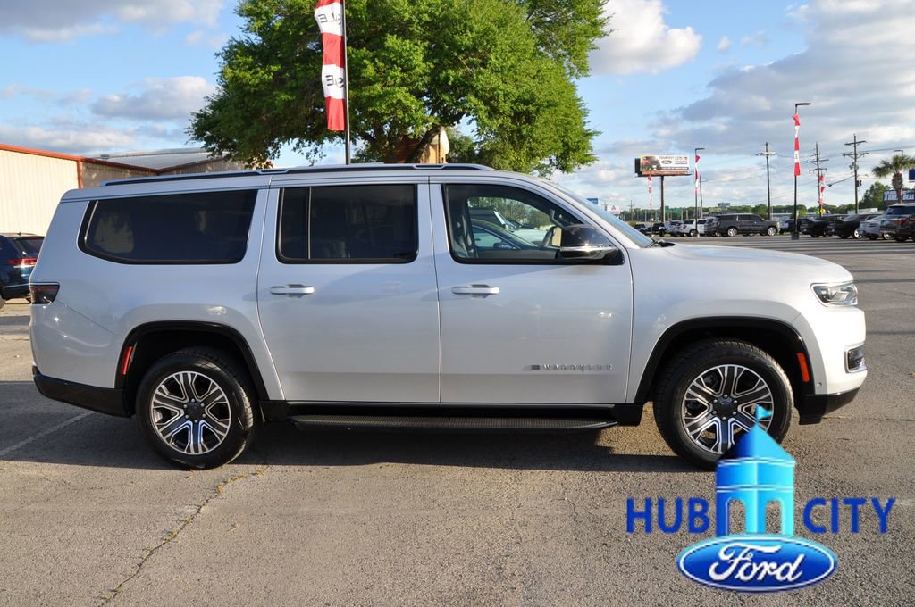 Used 2024 Jeep Wagoneer L Series II RWD image 6