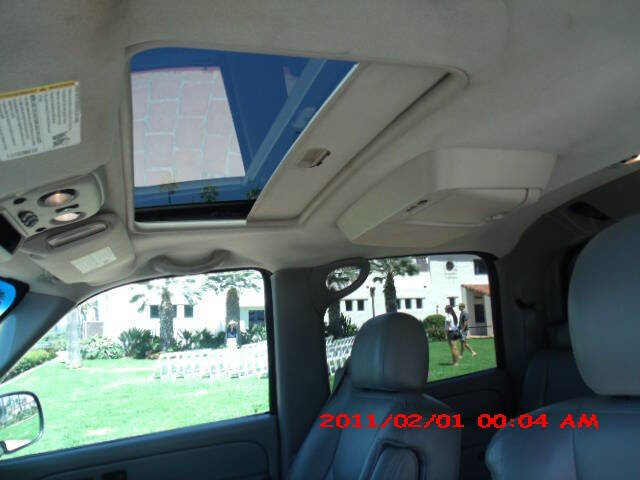 Used 2005 Chevrolet Avalanche Z71 w/ Sun And Sound Package image 8