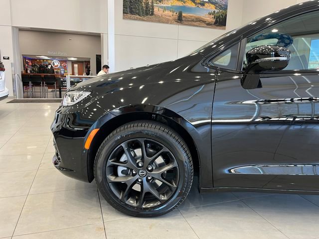 New 2026 Chrysler Pacifica Select image 9