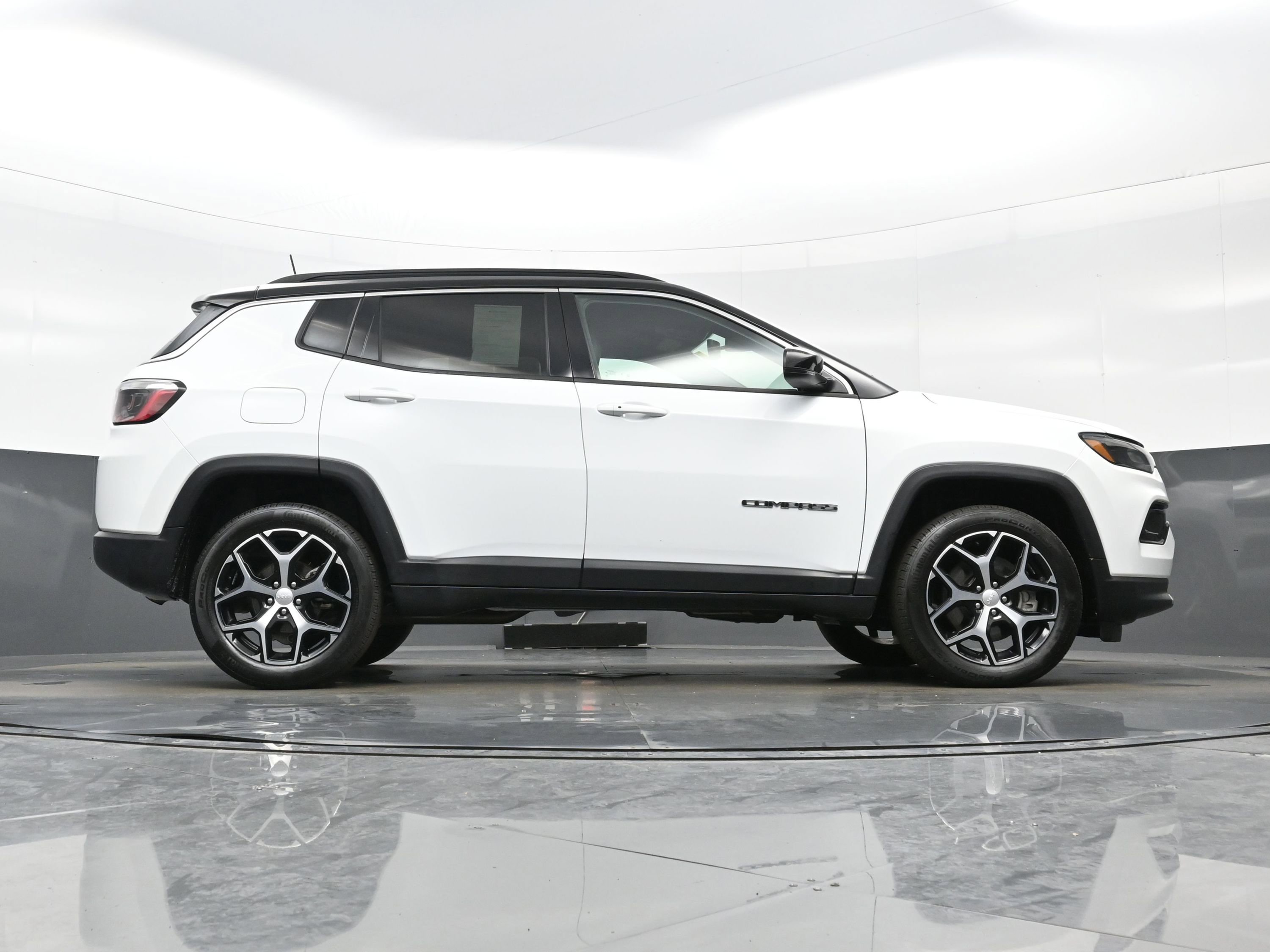 Used 2024 Jeep Compass Limited image 30