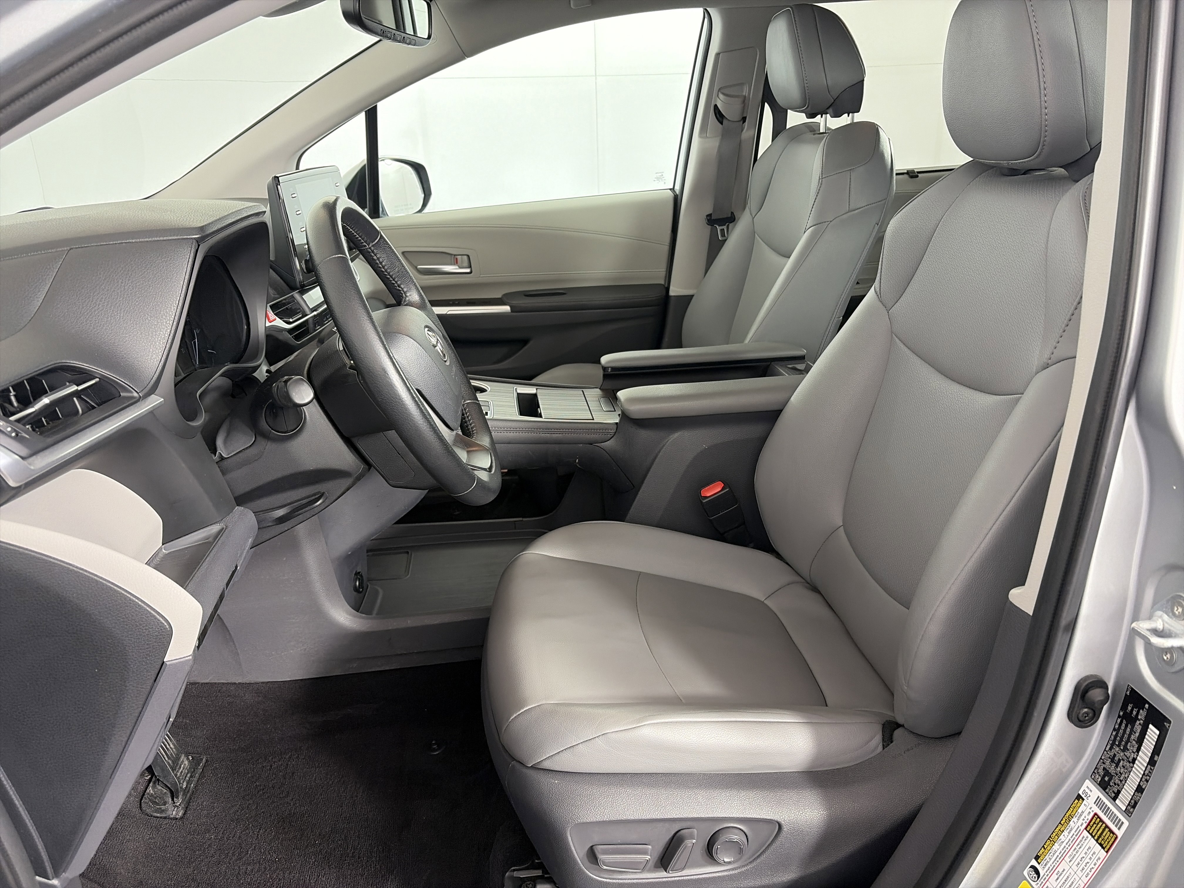 Used 2021 Toyota Sienna XLE image 6