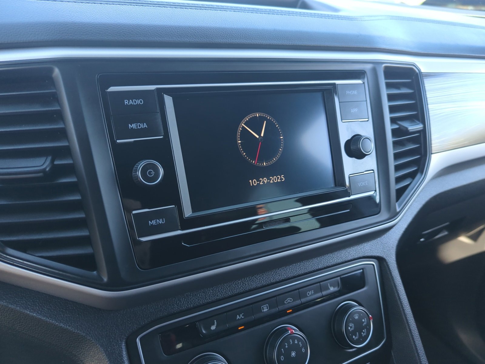 Certified 2022 Volkswagen Atlas Cross Sport SE image 26