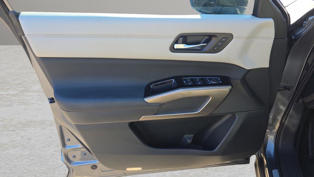 Used 2022 Nissan Pathfinder Platinum w/ Cargo Package image 9