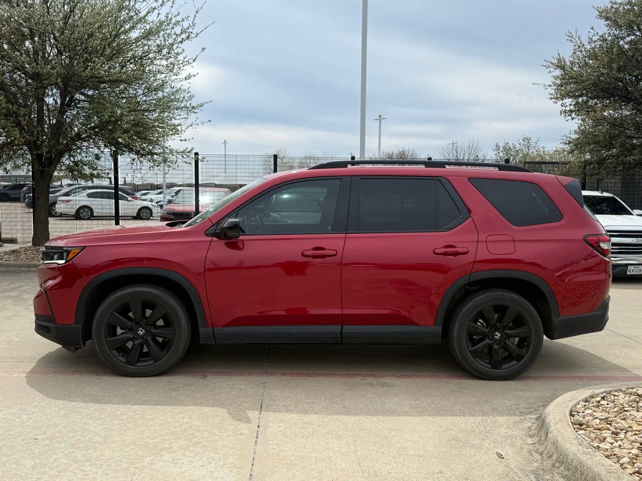 Used 2025 Honda Pilot Black Edition image 2