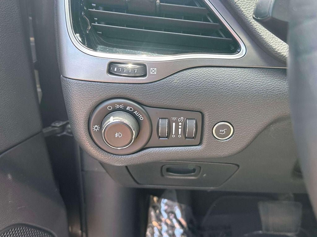 Used 2019 Jeep Cherokee Limited AWD/4WD image 22