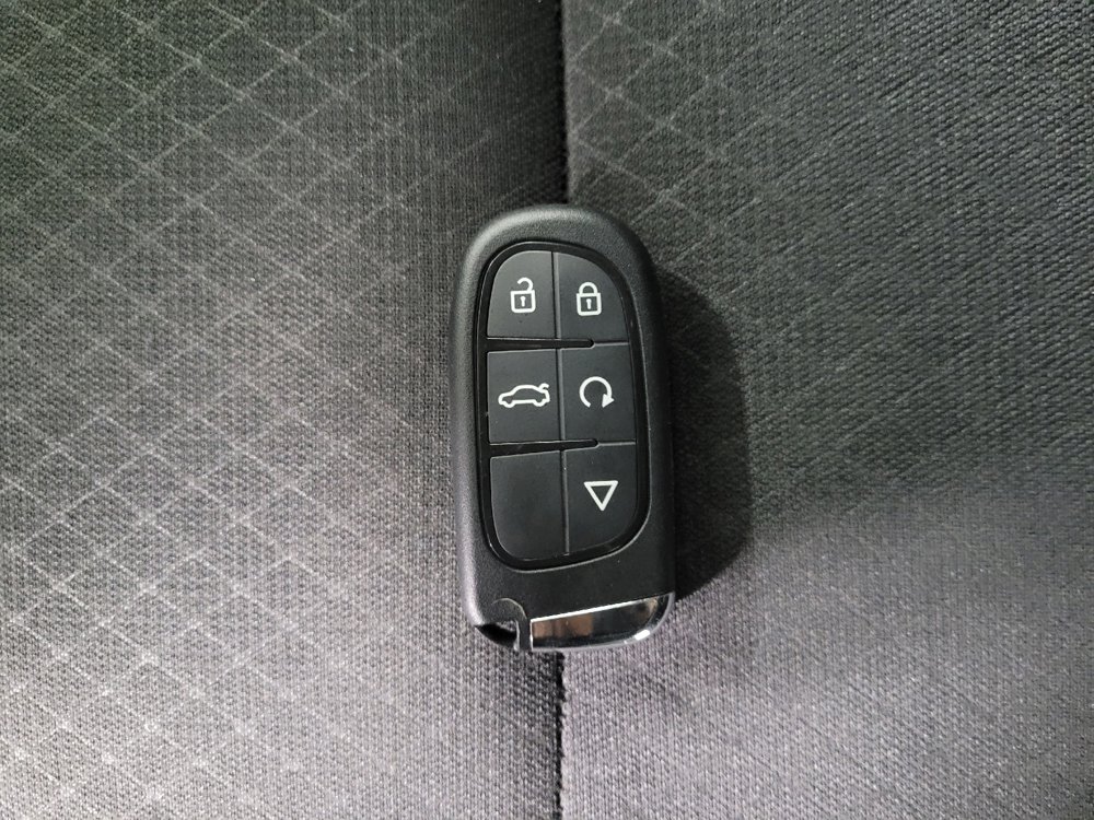 Used 2019 Jeep Grand Cherokee Laredo image 32