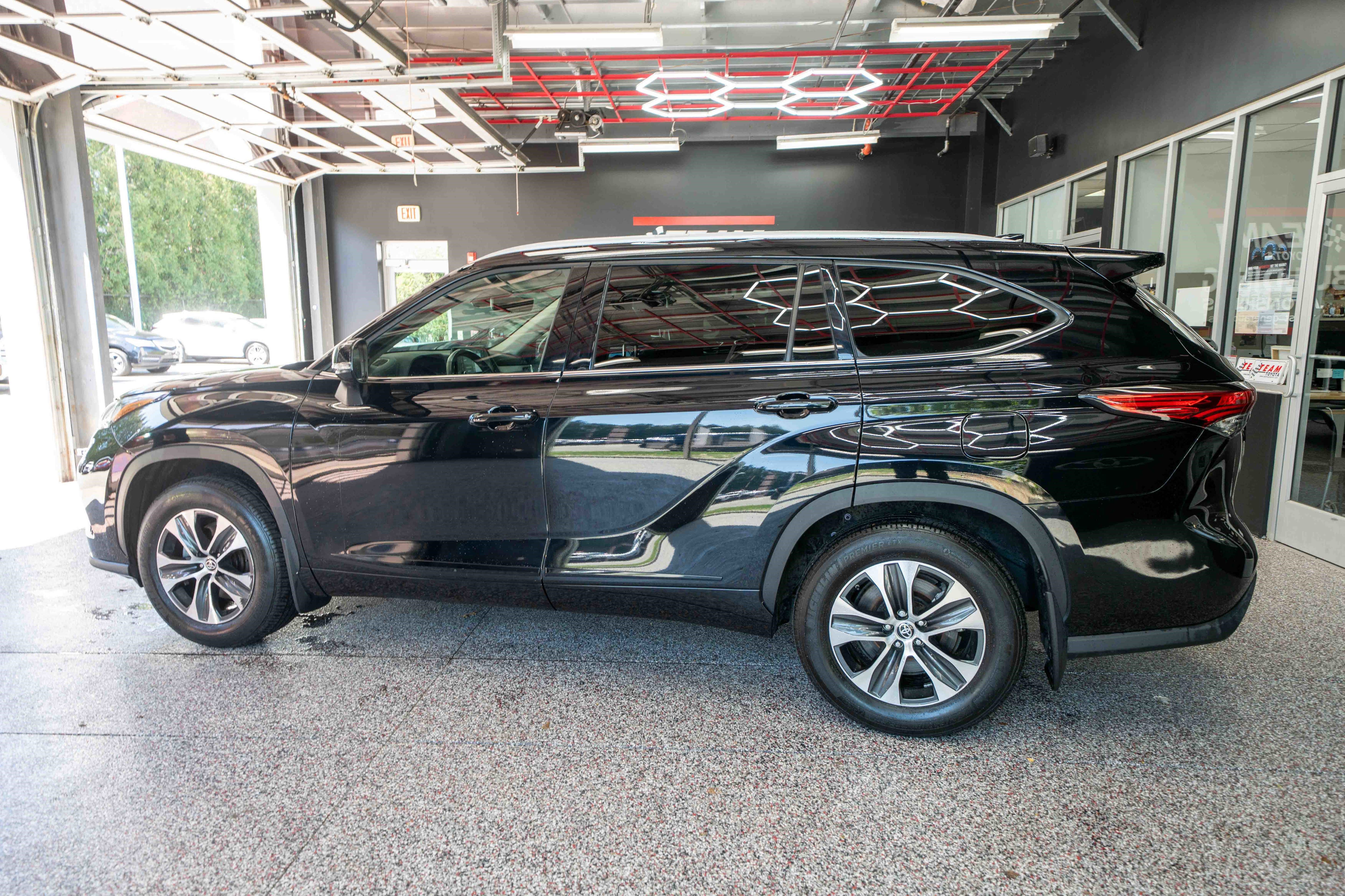 Used 2022 Toyota Highlander XLE AWD/4WD image 2