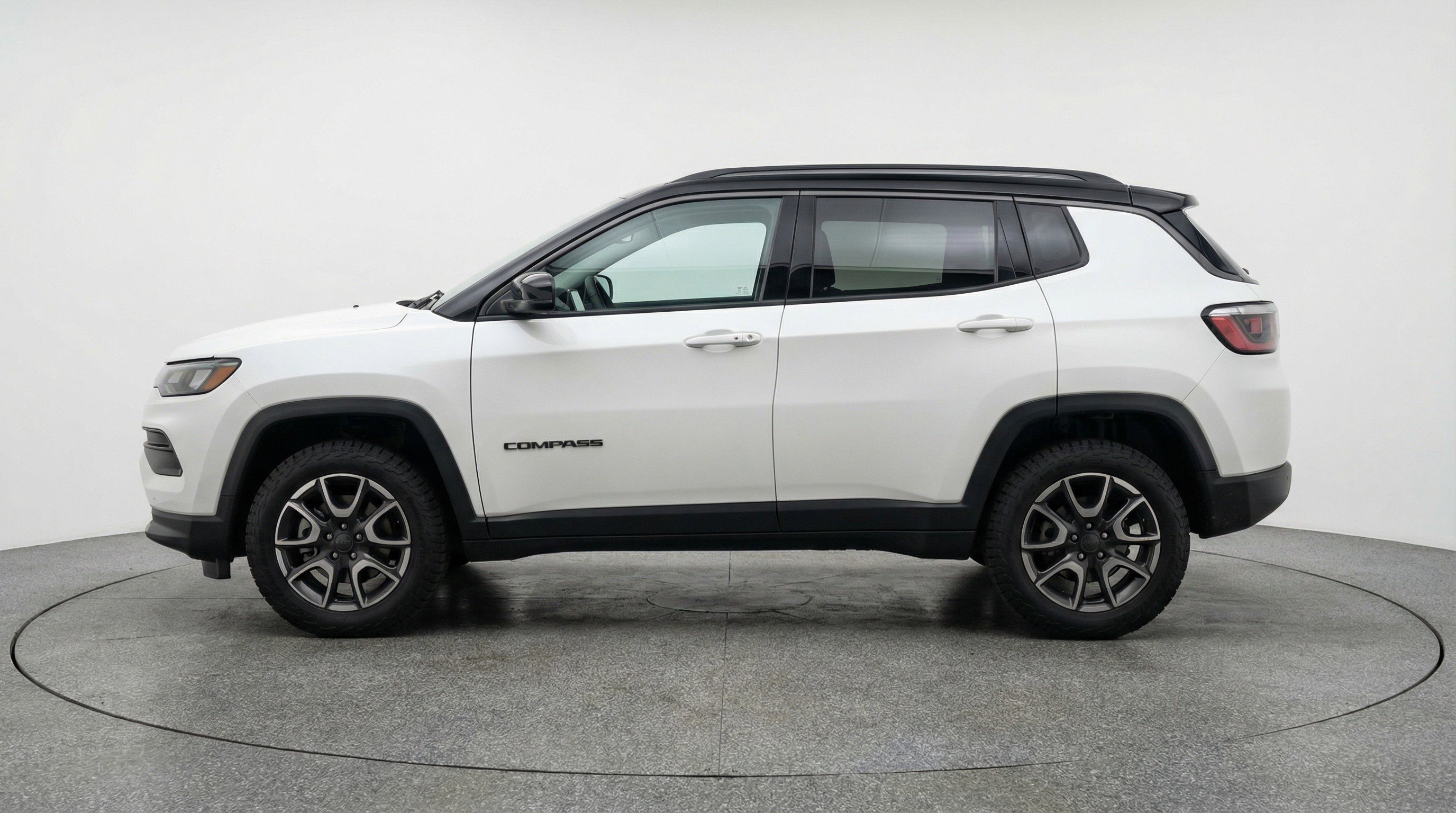 Used 2025 Jeep Compass Trailhawk AWD/4WD image 5