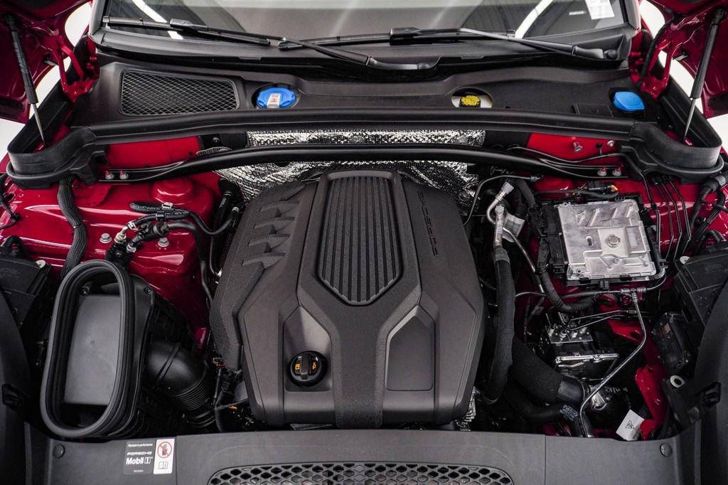 Certified 2026 Porsche Macan AWD/4WD image 28