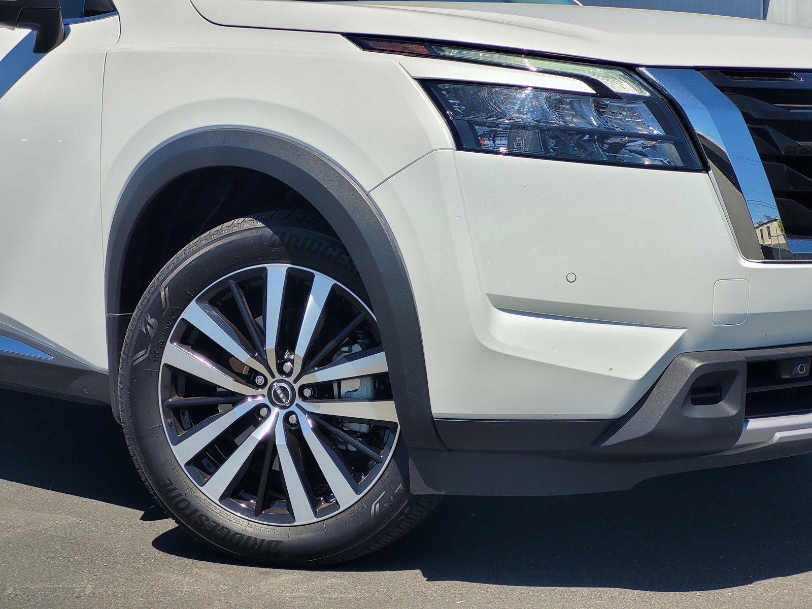 Certified 2025 Nissan Pathfinder Platinum AWD/4WD image 3