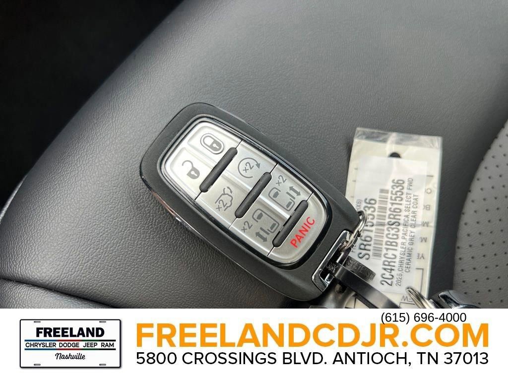 New 2025 Chrysler Pacifica Select image 32