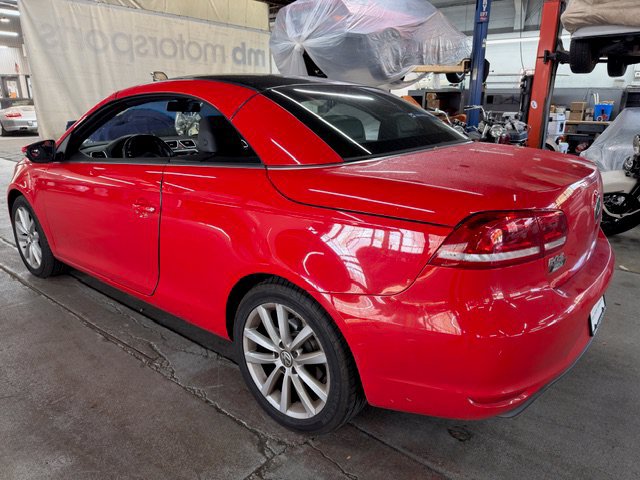 Used 2015 Volkswagen Eos Komfort FWD image 2