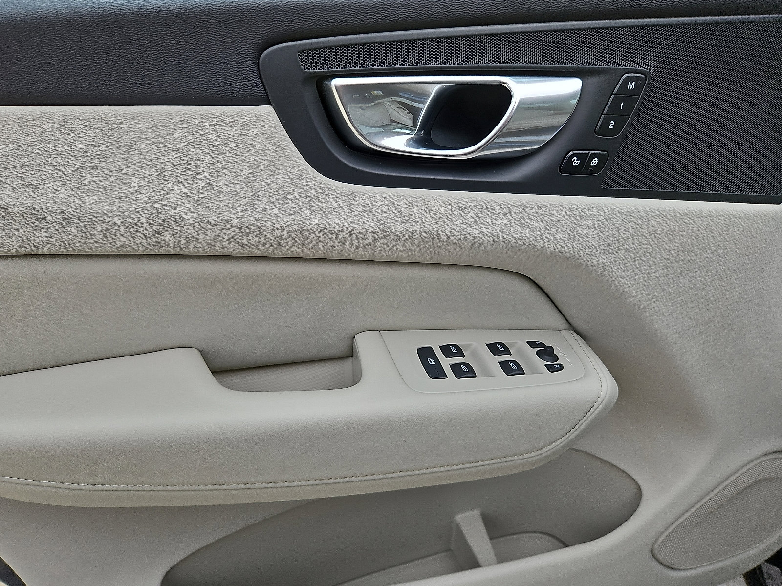 Certified 2024 Volvo XC60 B5 Core w/ Climate Package image 12