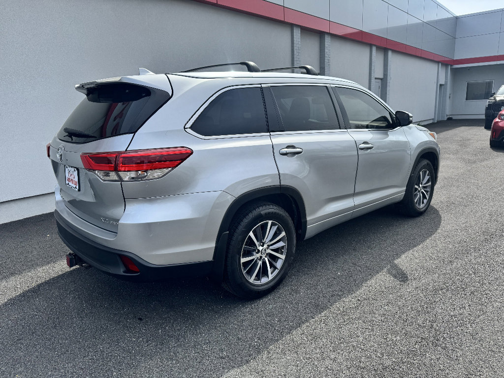 Used 2017 Toyota Highlander XLE w/ Carpet Mat Package AWD/4WD image 5