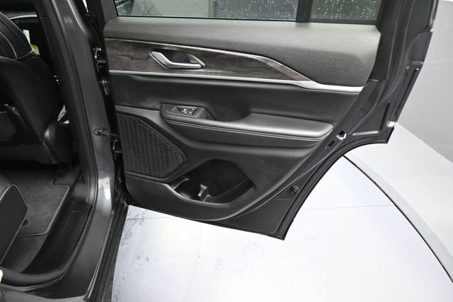 Used 2025 Jeep Grand Cherokee Limited w/ Black Appearance Package AWD/4WD image 15