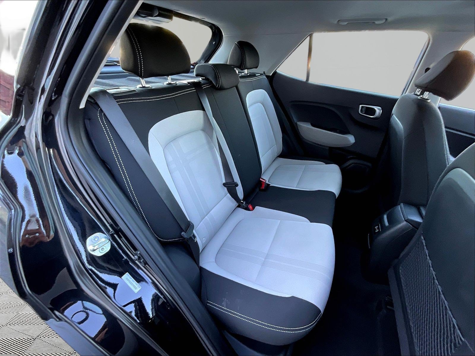 Used 2025 Hyundai Venue SEL FWD image 24