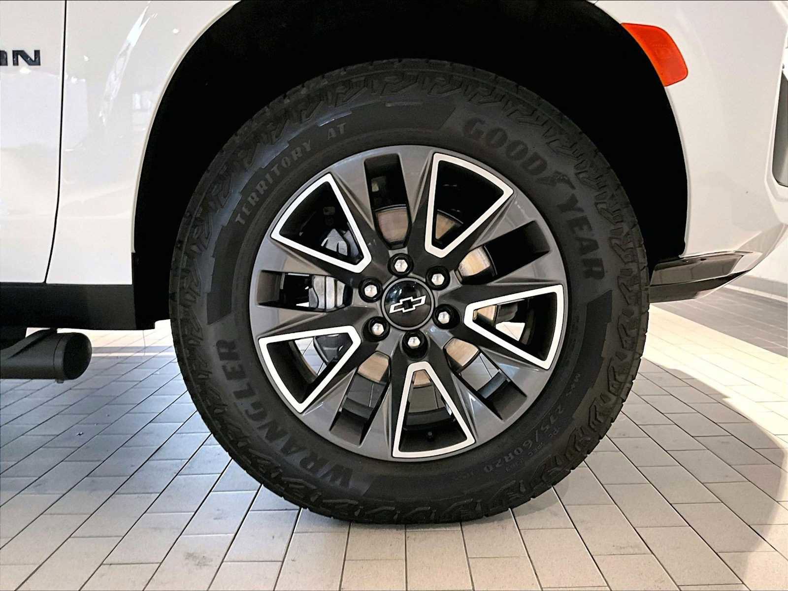 Used 2024 Chevrolet Suburban Z71 image 14