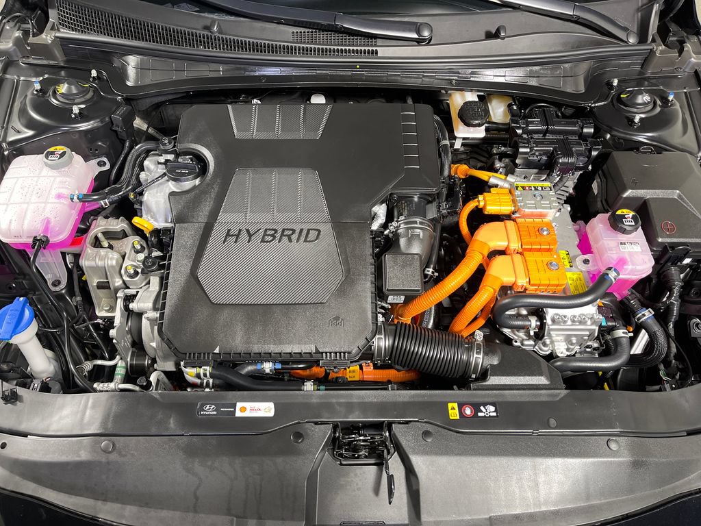Certified 2025 Hyundai Elantra Limited FWD image 9