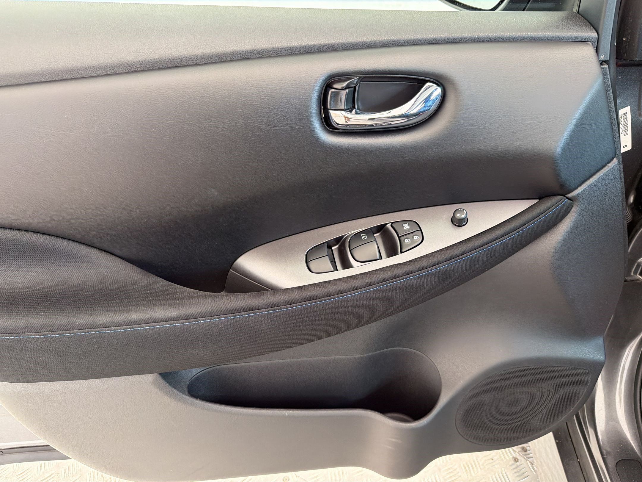 Used 2025 Nissan Leaf S FWD image 14