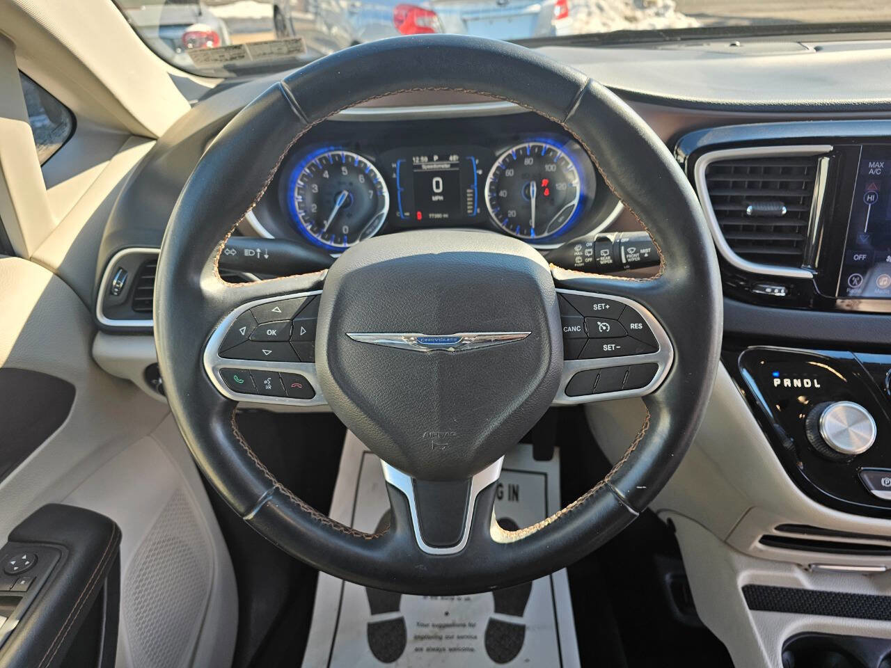 Used 2017 Chrysler Pacifica Touring-L image 10