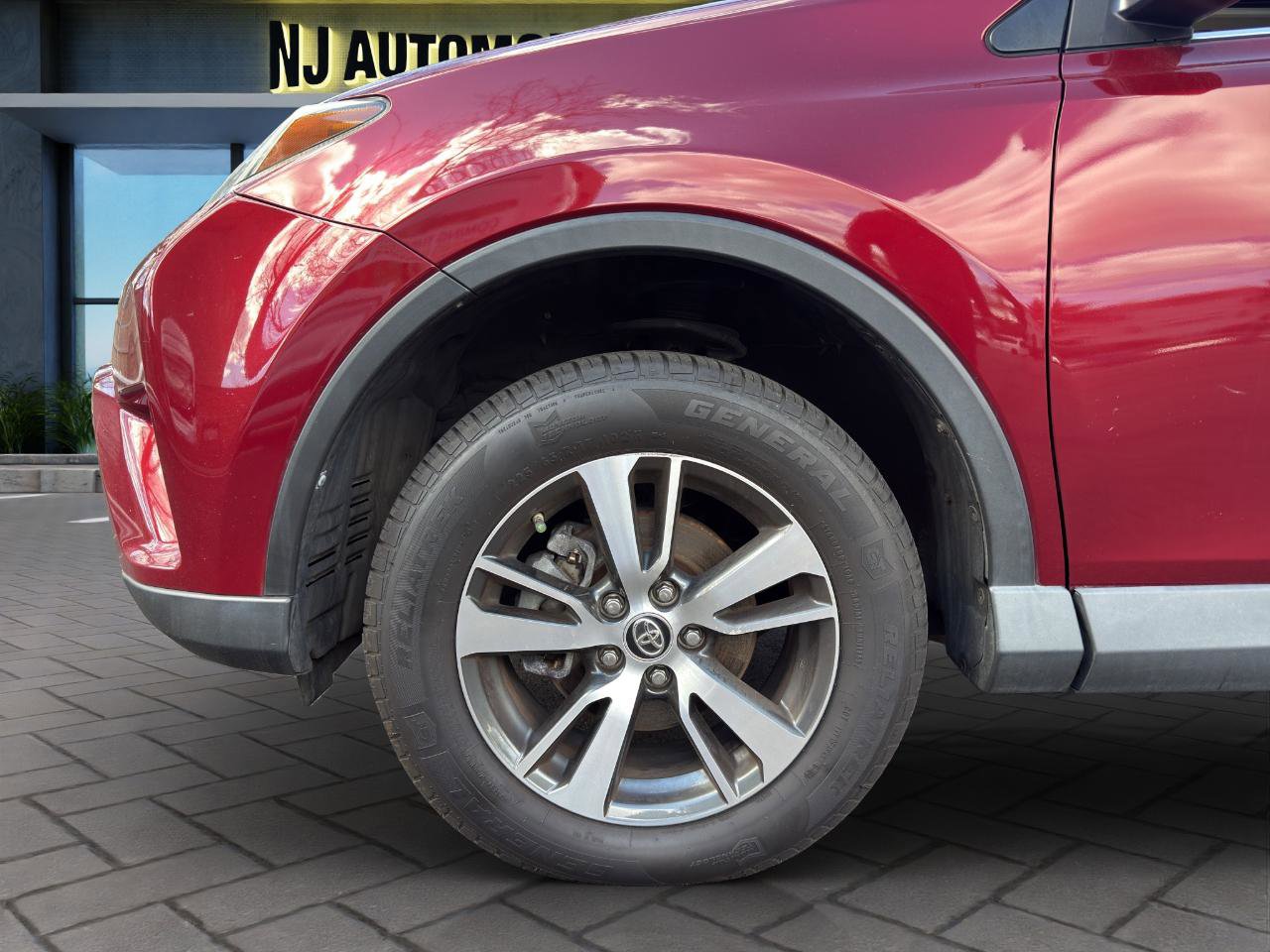 Used 2018 Toyota RAV4 XLE FWD image 22