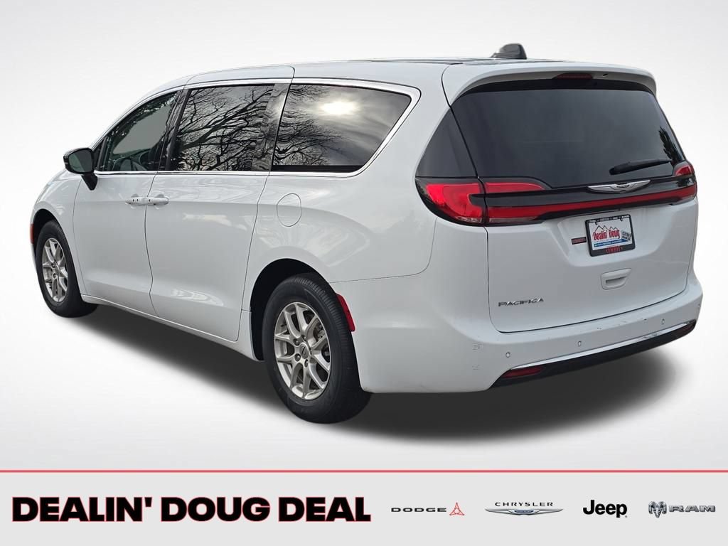 Used 2024 Chrysler Pacifica Touring-L FWD image 3