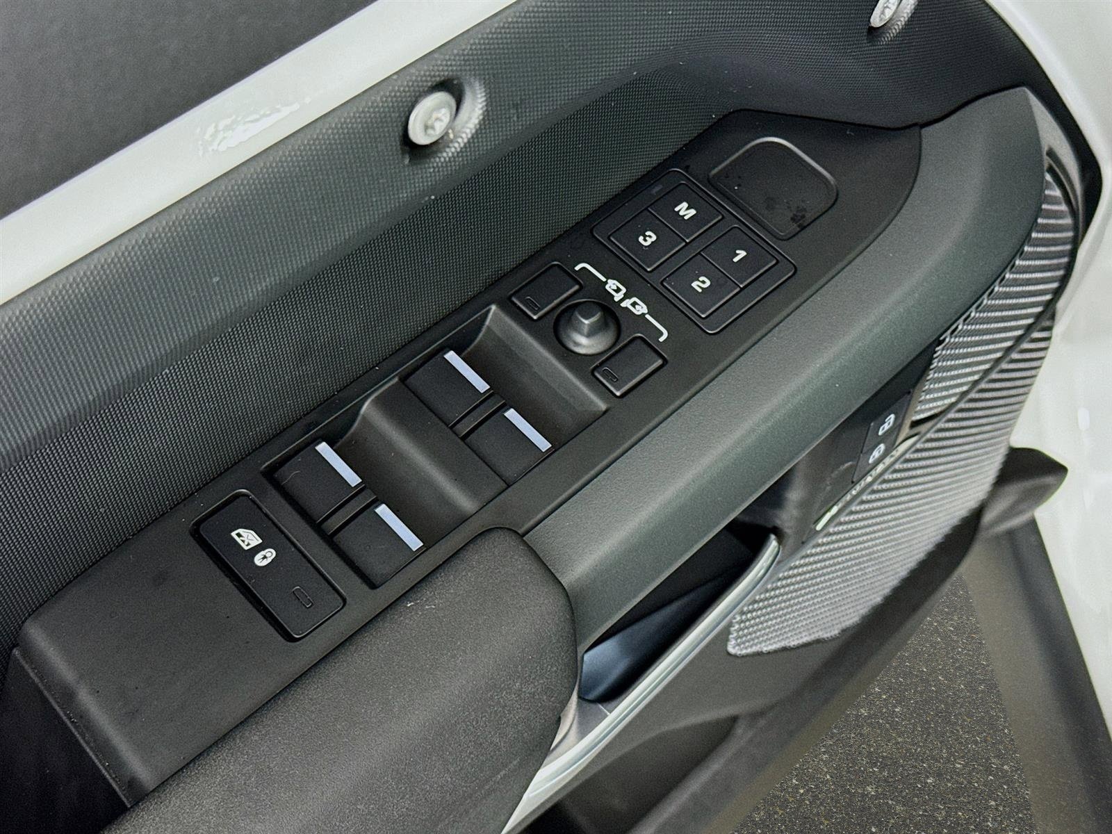 Used 2024 Land Rover Defender 110 X-Dynamic SE image 21