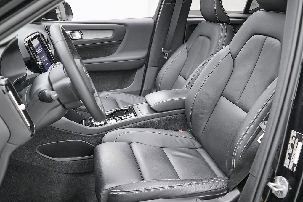 Certified 2024 Volvo XC40 B5 Plus w/ Protection Package Premier image 15