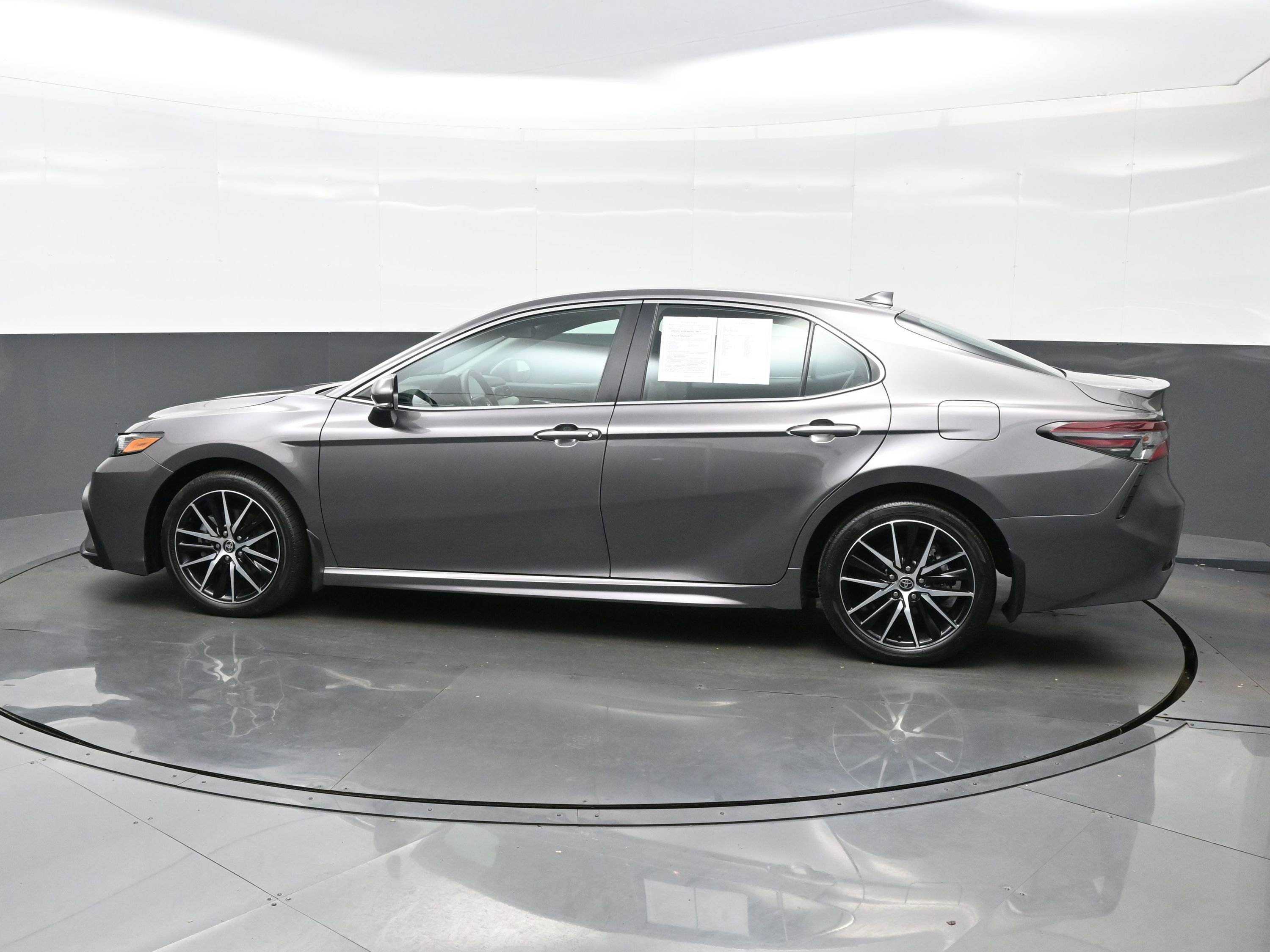 Used 2024 Toyota Camry SE image 3